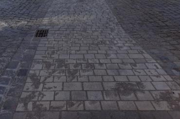 Das Bild zeigt einen Gehweg.