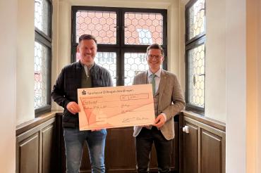 Geschäftsführer Stefan Kirchner übergibt 500 Euro für die „Nördlinger Hilfe in Not“ an Oberbürgermeister David Wittner. 