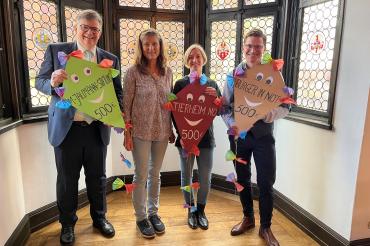 Gerda Bachmann (2.v.l.) spendet insgesamt 1.500 Euro für den guten Zweck. 