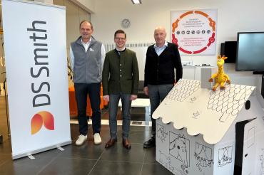 .l.: Michael Lamprecht (Cluster Director South bei DS Smith Packaging Deutschland/Schweiz), Oberbürgermeister David Wittner und Peter Scharfenecker (Site Manager Werk Nördlingen DS Smith) präsentieren die großen Spielhäuser der diesjährigen Weihnachtsaktion. 