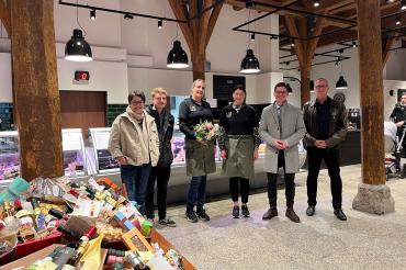 In der Markthalle der Alten Schranne werden von „Via del Gusto“ original italienische Spezialitäten angeboten. 