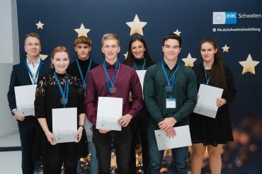 Die besten Auszubildenden aus der Region Dillingen und Donau-Ries (von links):  Luca Giovanni Haußmann, Veronika Meier, Leon Koch, Jonas Letzbor, Sophia Beckert, Janik Gumpp, und Monika Haas.