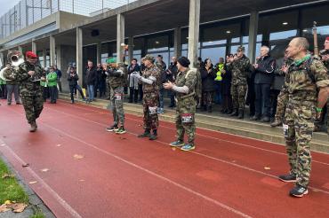 Nördlinger Rudolf Backof in der Mitte der Dreiergruppe.