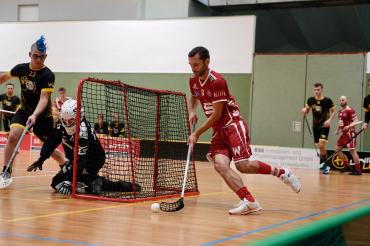 Das Bild zeigt ein Floorballspiel.