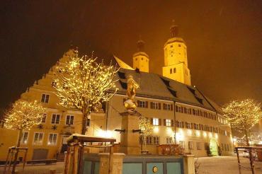 DAs Bild zeigt Wemding im Advent.