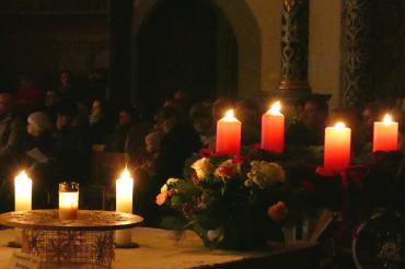 Das Bild zeigt einen Adventskranz.