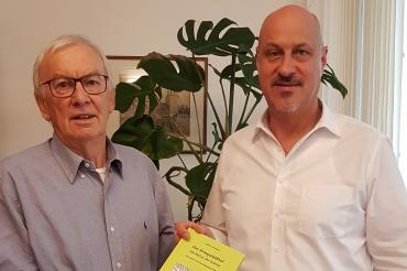 Autor Alfons Schiele mit Huisheims Bürgermeister Harald Müller. 