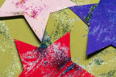 Das Bild zeigt gebastelte Sterne.