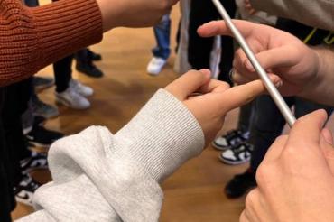 Anhand von praktischen Übungen lernen die Azubis worauf es beim richtigen Umgang im beruflichen Umfeld ankommt.