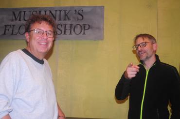 Die Horrorladen-Bühne voll im Griff (v.l.): Wofgang Balzler (Bühnenentwurf) und Christian Schneid (Bühnen-Technik-Team).