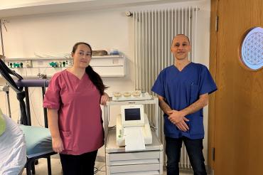 Kiriakos Savvidis, Chefarzt der Frauenklinik im Stiftungskrankenhaus Nördlingen und Hebamme Anja Popp freuen sich über den modernen Wehenschreiber.