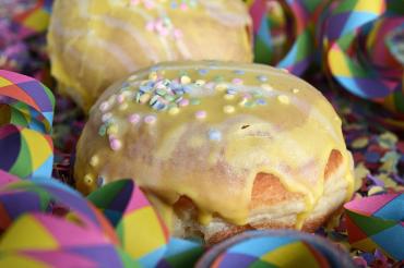 Das Bild zeigt einen Faschingskrapfen.