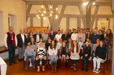 Die Erfolge von Wemdinger Sportlerinnen und Sportlern werden bei einem Empfang im Rathaus gewürdigt.