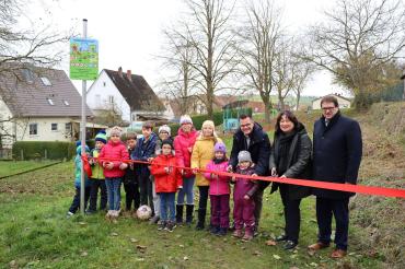 Auf den Bildern von links nach rechts: Oberbürgermeister Jürgen Sorré, Stadträtin Doris Rödter und Stadtrat Michael Bosse zusammen mit einigen Zirgesheimer Kindern.