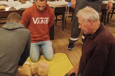 Üben der Wiederbelebung in der Gruppe:  Manuel Wenzel drückt 30 Mal, Manuel Irouschek übernimmt danach zwei Mal beatmen und Andreas Lehenberger bedient den Defibrillator. BRK-Ausbilder Andreas Bachmann gibt Tipps zur Ausführung.