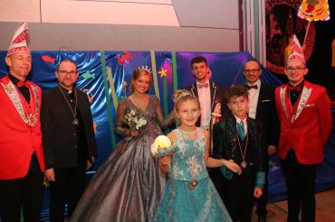 Vizepräsident Rainer Kaufmann, Stadtpfarrer Wolfgang Gebert, Prinzessin Jessy (Müller) vom glitzernden Diamantenriff, Prinz Nico (Leister) von den sieben Fußballmeeren, Bürgermeister Dr. Martin Drexler, Präsident Robin Fackler Vorne: Kinderprinzessin Vroni (Kaufmann) vom Rieser Meeresrand, Kinderprinz John (Rabenseifner) von der Pyramide der Zeit