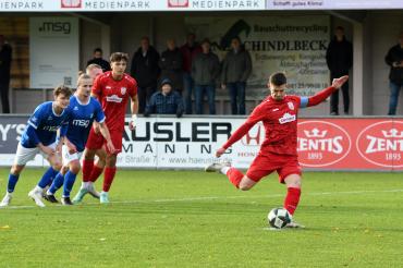 Michael Senger (TSV Rain) scheitert mit Foulelfmeter am Pfosten.