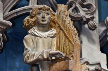 Das Bild zeigt eine Statue der St. Georgskirche.