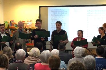 Das Vokal- und Instrumentalensemble Gymnasium Donauwörth bei der Interpretation der verschiedenen Liedversionen. Von links: Christian Hornung, Gerhard Rauwolf, Ulrich Liebisch, Christoph Kessler, Dr. Heike Lammers-Harlander, Anna Scheiner und Irmgard Voderholzer.