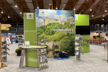 Der neue Messestand des Ferienalands DONAURIES e. V. zeigt sich modern mit großflächigen Motiven unseres Landkreises.