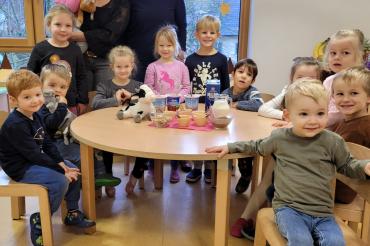 Auf dem Bild hinten links steht die Kita Leiterin Karin Erdner, rechts davon steht Kreisbäuerin Nicole Binger.