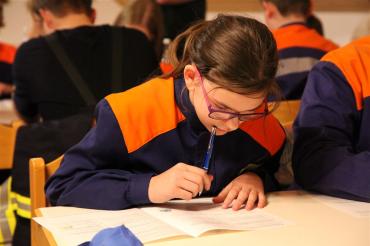 Unter den wachsamen Augen der Schiedsrichter mussten die Feuerwehr-Jugendlichen im Inspektionsbereich Jura die kniffligen Fragebögen des Wissenstests beantworten.