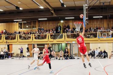 Das Bild zeigt ein Basketballspiel.