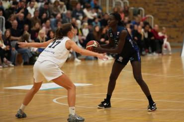 Mariam Haslé-Lagemann erledigte ihren Job gut und machte der Freiburger Führungsspielerin Britta Daub das Leben auf dem Spielfeld sehr schwer.