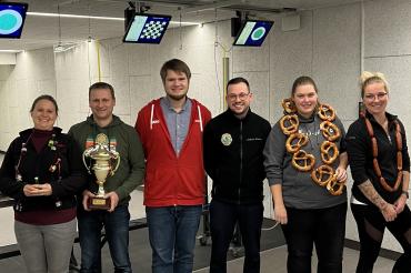 v.l.:  Nicole Alex (Schnapskönigin), Vinzenz Müller (Komiteekönig), Florian Riehl (Präsident), Mathias Grünwald (Schüt-zenverein), Sonja Bücker (Brezenköni-gin), Conny Hahn (Wurstkönigin)