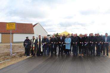 Am vergangenen Freitagvormittag wurde die Ortsverbindungsstraße zwischen Rain und Sallach im Beisein zahlreicher Politiker*innen, darunter der neue Bayerische Digitalminister Dr. Fabian Mehring und der neue Bayerische Bürgerbeauftragte Wolfgang Fackler, feierlich eröffnet. 