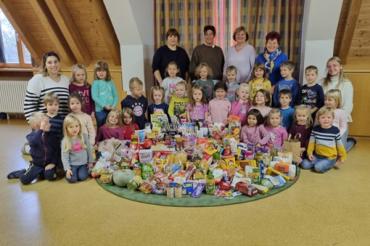 Die stolzen Kinder vor ihren gesammelten Lebensmittel.