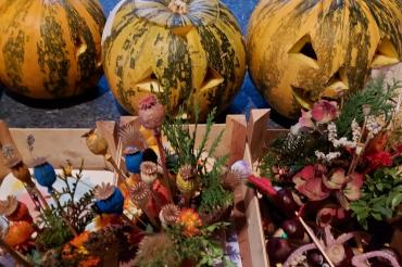 Geschnitzte und gebastelte Ergebnisse.