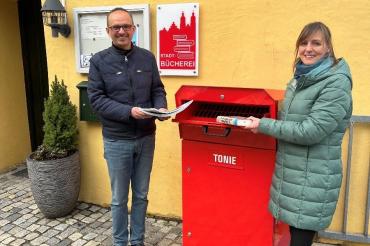 Das Bild zeigt die Medienrückgabebox der Stadtbücherei Wemding.