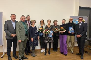 Das Bild zeigt v.l. Bürgermeister Josef Reichensberger, Bürgermeister Albert Riedelsheimer, Bürgermeister Michael Bosse, stv. Landrätin Ursula Kneißl-Eder, Ruth Müller (Tochter von Max Rohrer), Anja Heßlinger (Schulleiterin FOS), Doris Barth-Rieder (ehem. Schulleiterin), Julia Faaß (Kunstlehrerin), Gustav Dinger und Oberbürgermeister Jürgen Sorré. 