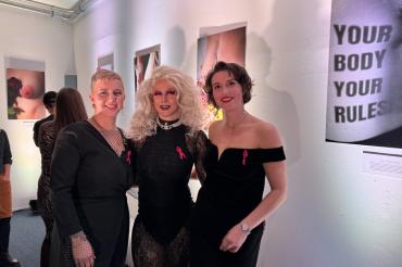 Das Bild zeigt v.l.: Fotografin Katja Mangold, Moderatorin Vendetta Villain und Projektmanagerin Theresa Ulbricht.