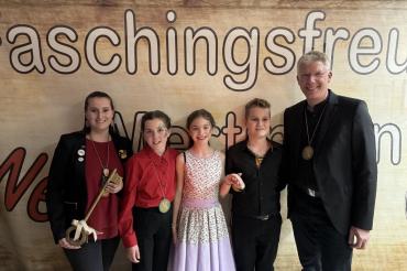 Das Prinzenpaar der Saison 2023/2024 mit den beiden Hofmarschallinnen und Bürgermeister Veit Meggle.