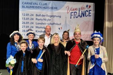 Die neuen Prinzenpaare für die Saison 2023 gemeinsam mit dem Bürgermeister und den Verantwortlichen.