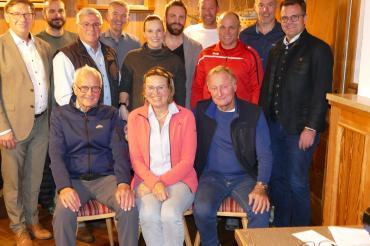Auf dem Bild neben den Teilnehmern links stehend Landrat Stefan Rößle, rechts außen BLSV-Kreisreferent Jochen Weber mit OB Jürgen Sorre, sitzend von links Herbert Neubauer als ältester Teilnehmer, Edith Neureiter und Übungsleiter Werner Freißler.