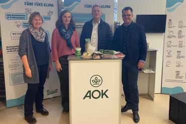 Schulleiterin Heike Ritzka (links) begrüßte den Donauwörther Oberbürgermeister Jürgen Sorré, AOK-Direktor Michael Meyer und AOK-Gesundheitsexpertin Cornelia Zink bei der Wanderausstellung an der Ludwig-Auer-Mittelschule.