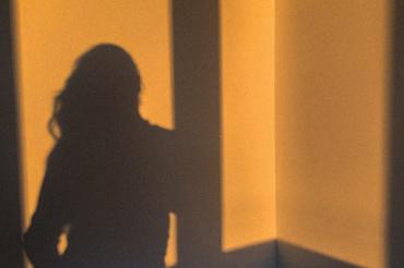 Schatten einer Frau am Fenster