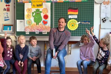 Johannes Vogel mit den Kindern der ersten Klasse.