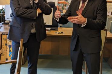 (v.l.): Bürgermeister Karl Rehm im Austausch mit dem neuen bayerischen Digitalminister Dr. Fabian Mehring