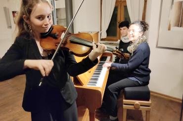 Das Bild zeigt Sophia Thumm und Marina Forthofer.