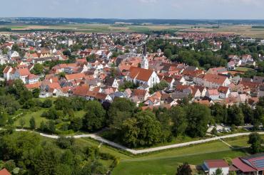Ein Bild von oben von der Stadt Rain.
