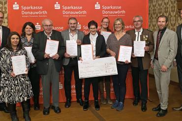 Das Bild zeigt die Übergabe der Förderurkunden in der Synagoge in Hainsfarth mit Sparkassendirektor Jo-hann Natzer, Stephanie Geyer (Kindergarten Daiting), Gertrud Wechsler (Kindergarten Fünf-stetten), Franz Eberle (Gemeinde Tapfheim), Richard Herrmann (Gemeinde Otting), Cornelia Mair (Bücherei Mertingen), Christin Lippert (Spielplatzverein Hafenreuth), Martina Tauber (Na-tur- und Erlebniskindergarten Hainsfarth), Franz Mayer (Altschützen 1885 e.V. Rögling), stell-vertretendem Stiftungsvorstand und Bürgerme