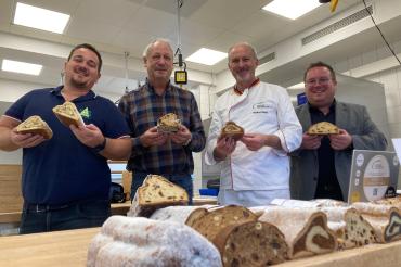 von links: Andreas Haußer (stv. Obermeister), Rupert Diethei (Obermeister), Manfred Stiefel (Prüfer) und Christoph Schweyer (Geschäftsführer der Kreishandwerkerschaft Nordschwaben)