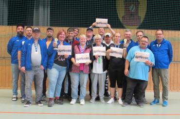 Das Bild zeigt die erfolgreichen Sportlerinnen und Sportler und ihren Trainer. 