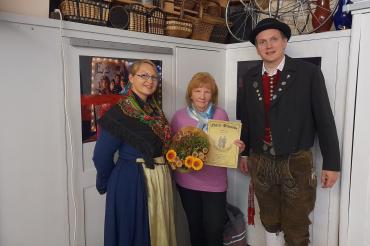 Von links Nadine Adam (zweiter Vorstand), Jubilarin Ingrid Schwarz und Andreas Reiter (erster Vorstand)