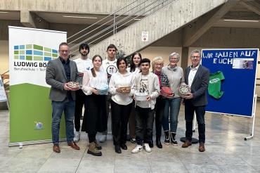 Von rechts Schulleiter Gerhard Kilian, CID Vorsitzende Christiane Kickum, Fachbetreuerin Marianne Leberle und  Johannes Bronnhuber, stellvertretender Schulleiter, mit den Schülerinnen und Schülern der Berufsintegrationsklassen.