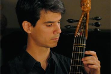 Viktor Töpelmann an der Viola da Gamba.